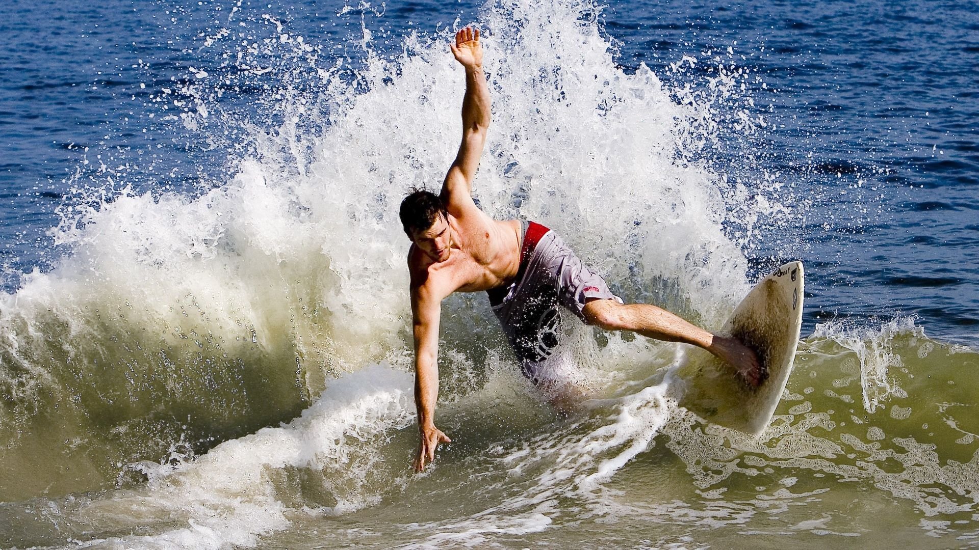 总决赛之夜,恩比德关键节点连续得分,铸就传奇时刻