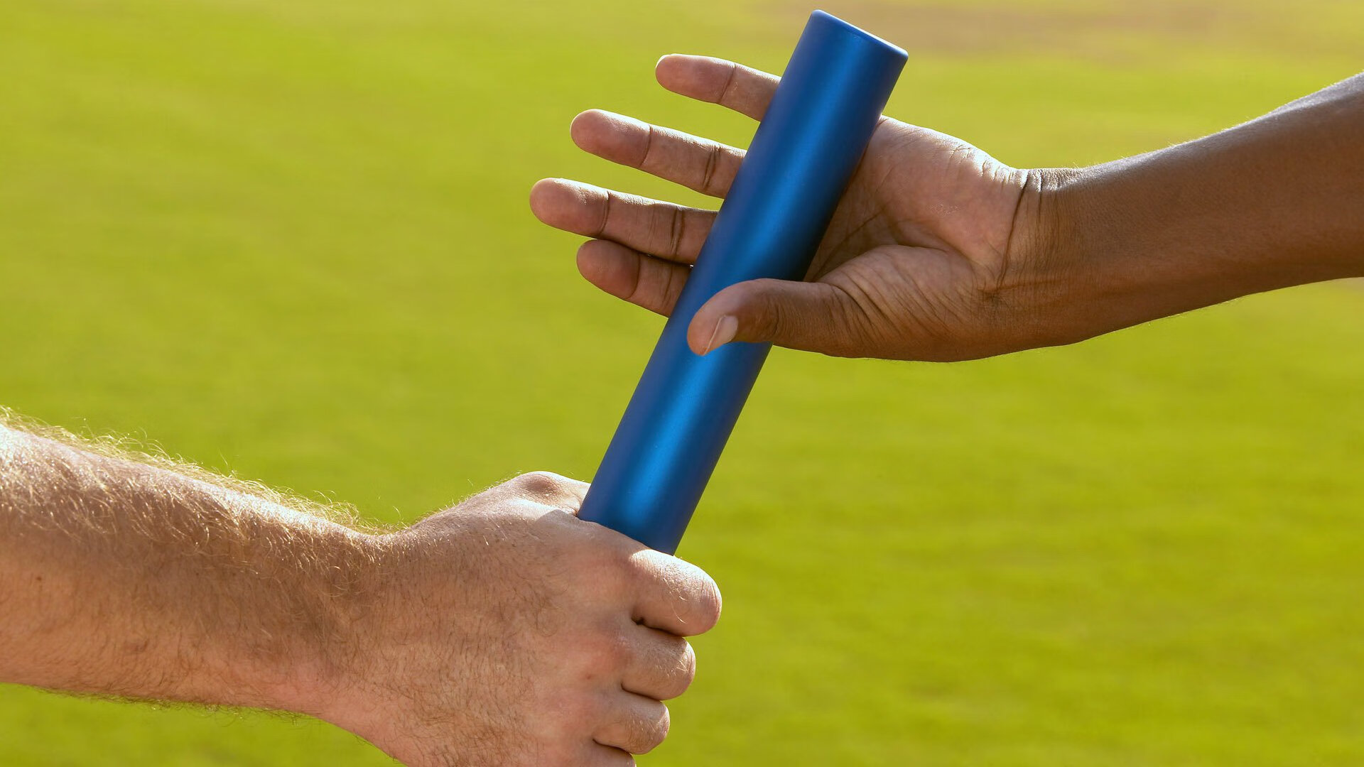 开云体育在线-鏖战黄浦江畔，山东铁骑力克上海，米切尔惊艳四座